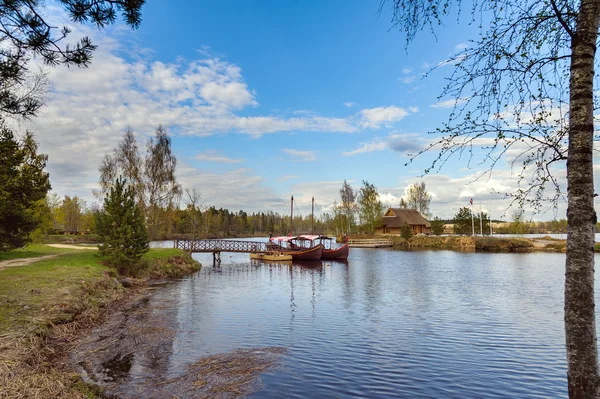 关于小岛屿和帆船在河道加瓦河，拉脱维亚的小码头附近的木制凉亭 — 图库照片