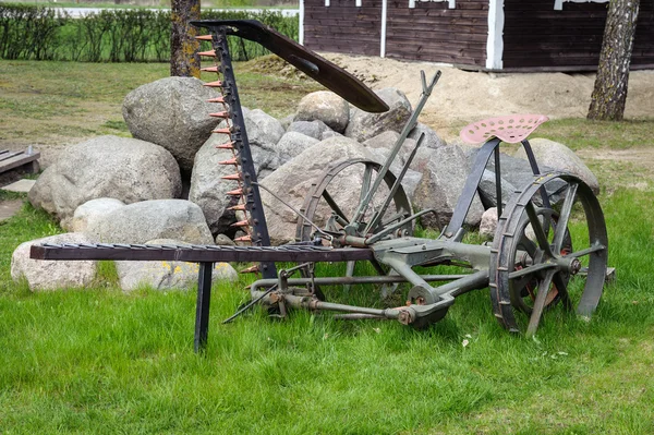 Tarım eski antika plough üzerinde çim, tarım için donatım — Stok fotoğraf