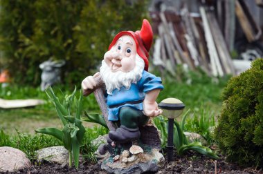 Gnome bahçede kırmızı şapka ile heykeli