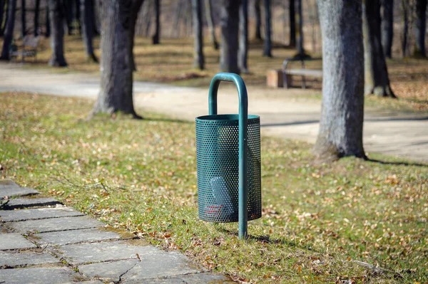 Lixeira no parque da cidade de Bauska, Letónia — Fotografia de Stock