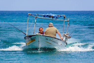 Balıkçılar küçük balıkçı teknesi Chania town yakınındaki denizde Crete adada ilerliyorsunuz
