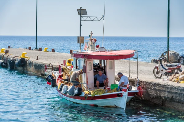 Los pescadores están clasificando su captura en el muelle de la ciudad de Paleochora en la isla de Creta — Foto de Stock