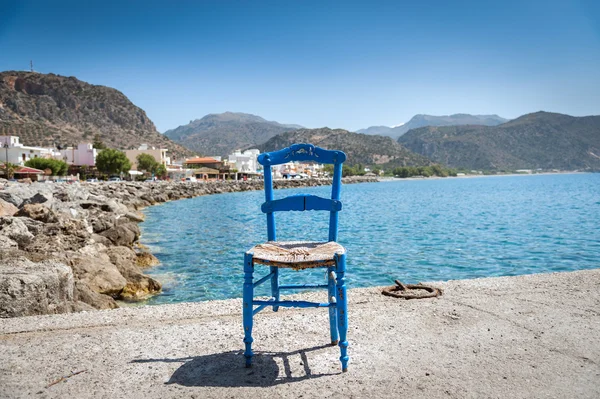 Blue ξύλινη καρέκλα στη θάλασσα ακτογραμμή — Φωτογραφία Αρχείου