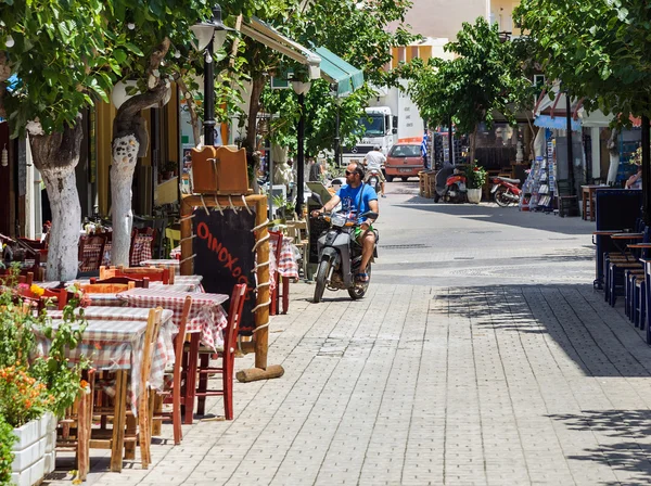 Motocyklista jede na ulici města Paleochora na ostrově Kréta, Řecko — Stock fotografie