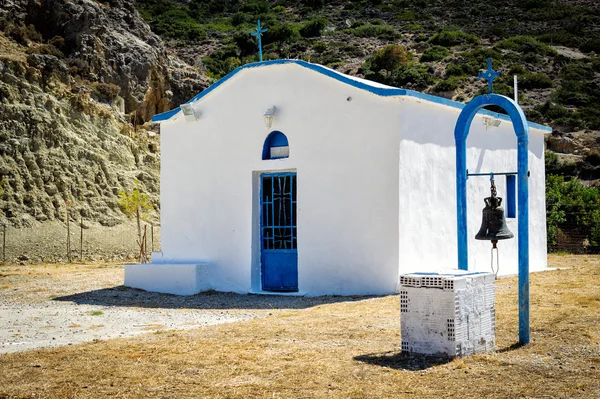 White church with iron bell in mountains of crete island, Greece — Stock Photo, Image