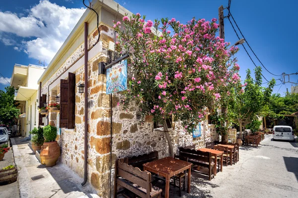 Tradiční řecké restaurace, se nachází v tradiční řecké domě na ostrově Kréta. — Stock fotografie