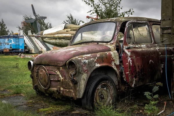 Viejo coche oxidado estrellado y abandonado —  Fotos de Stock