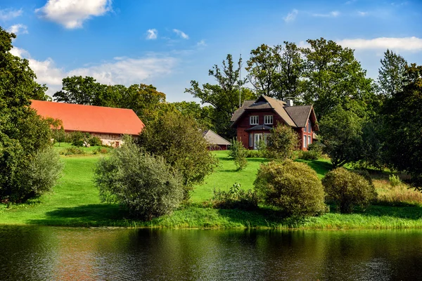 Красивая сельская деревня в Латвии — стоковое фото
