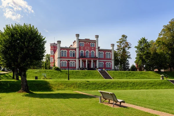 Beau parc d'été verdoyant avec vieux château sur fond — Photo