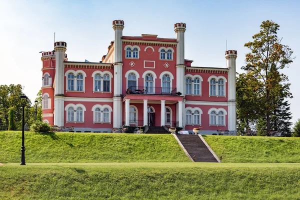 Antiguo hermoso castillo cerca de la ciudad de Birini en Letonia — Foto de Stock