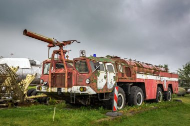 Havaalanı firetruck terk edilmiş