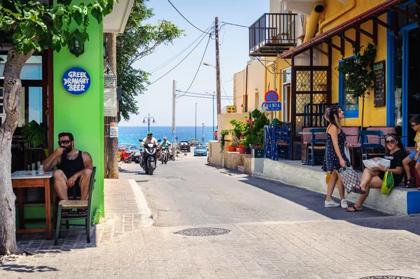 Crete adada Paleochora kasaba, geleneksel Yunan handa oturan adam