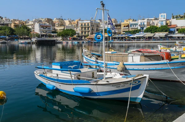 Griekse boot in de haven van agios nikolaos — Stockfoto