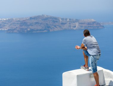 Genç adam Santorini caldera arıyor