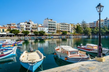 agios nikolaos Koyu'nda balıkçı tekneleri