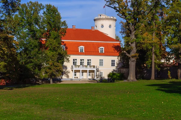 De weergave op oude paleis in stad Cesis, Letland — Stockfoto