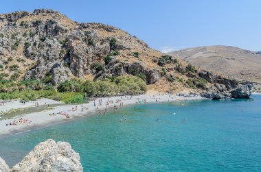 Turistler Preveli sahilde dinlenin