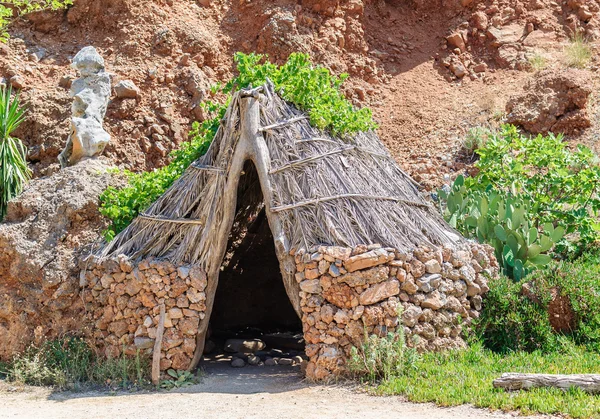 Casa antigua homo sapiens de edad de piedra — Foto de Stock