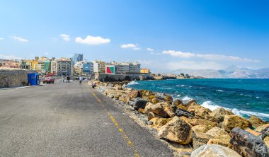 Mediterian deniz Kandiye limanında, Crete Island, Yunanistan sahil şeridi üzerinde büyük taşlar