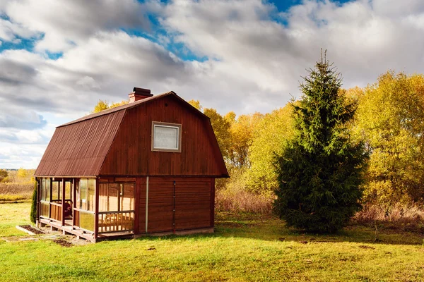 Небольшой деревянный дом на зеленом поле — стоковое фото