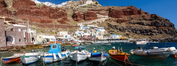 Lodě v městě Amoudi přístavu Oia na ostrově Santorini — Stock fotografie