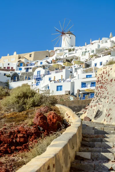 View on white windmill and traditional architecture of Oia town at Santorini — Stock Photo, Image