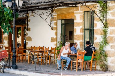 Üç eski Yunan kafede oturan ve tavla oynayan adam