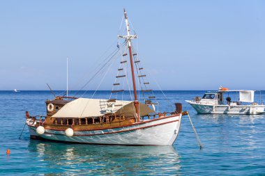 Crete Adası'nda geleneksel Yunan yelkenli tekne