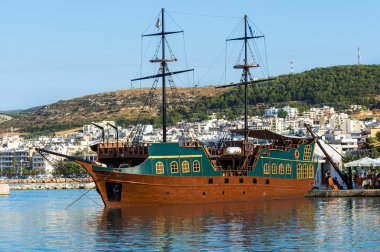 Korsan gemisi Crete adada Rethimno şehrin limanında