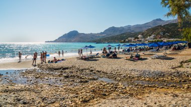 İnsanların dinlenme Plakias kumlu plaj üzerinde