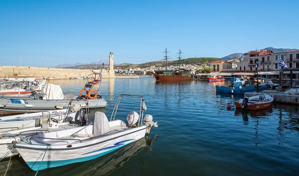 Traditionele Griekse boten op de oude haven van Rethimno stad — Stockfoto