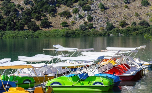 Catamaranes de pedal en la costa del lago Cournas en la isla de Creta — Foto de Stock