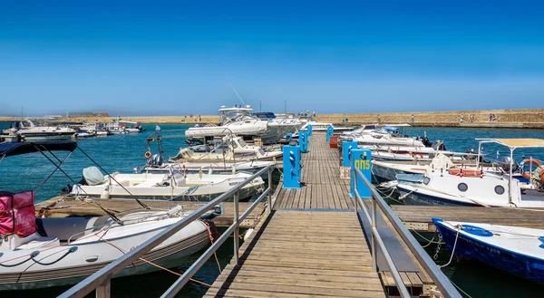 Muelle con barcos aparcados en el puerto de la ciudad de Chania en la isla de Creta — Foto de Stock