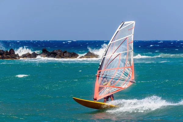 Windsurfer haciendo trucos extremos en un agua plana en la isla de Santorini — Foto de Stock