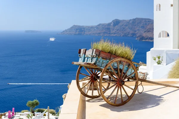Oia, Santorini bir çatı terasında çiçekli dekoratif eski sepeti