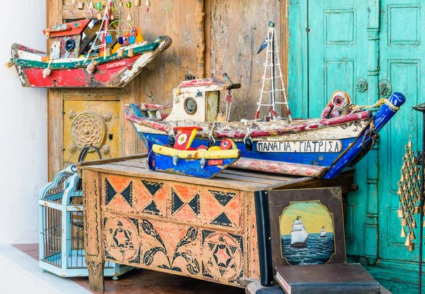 Houten kleur souvenirs van vissersboten als decoratie van muur in Oia stad op Santorini eiland — Stockfoto