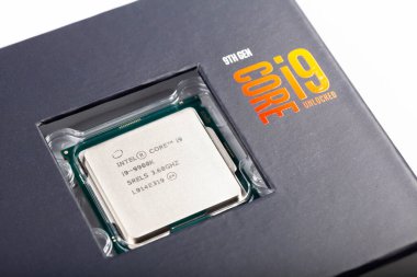 Yepyeni temiz ürün fotoğrafı Intel Core i9-99900K orijinal paket kutusunda son model oyun üretkenliği i9 CPU 'nun kilidini açtı. Makro aşırı kapatma