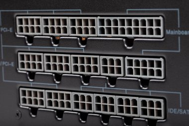 Modern yeni pc modüler güç kaynağı ön taraf açısı, 8 pin ve 6 pin cpu pci-e, ide sata ve anakart boş konnektörler, modül psu bağlı kablolar olmadan, izole edilmiş makro