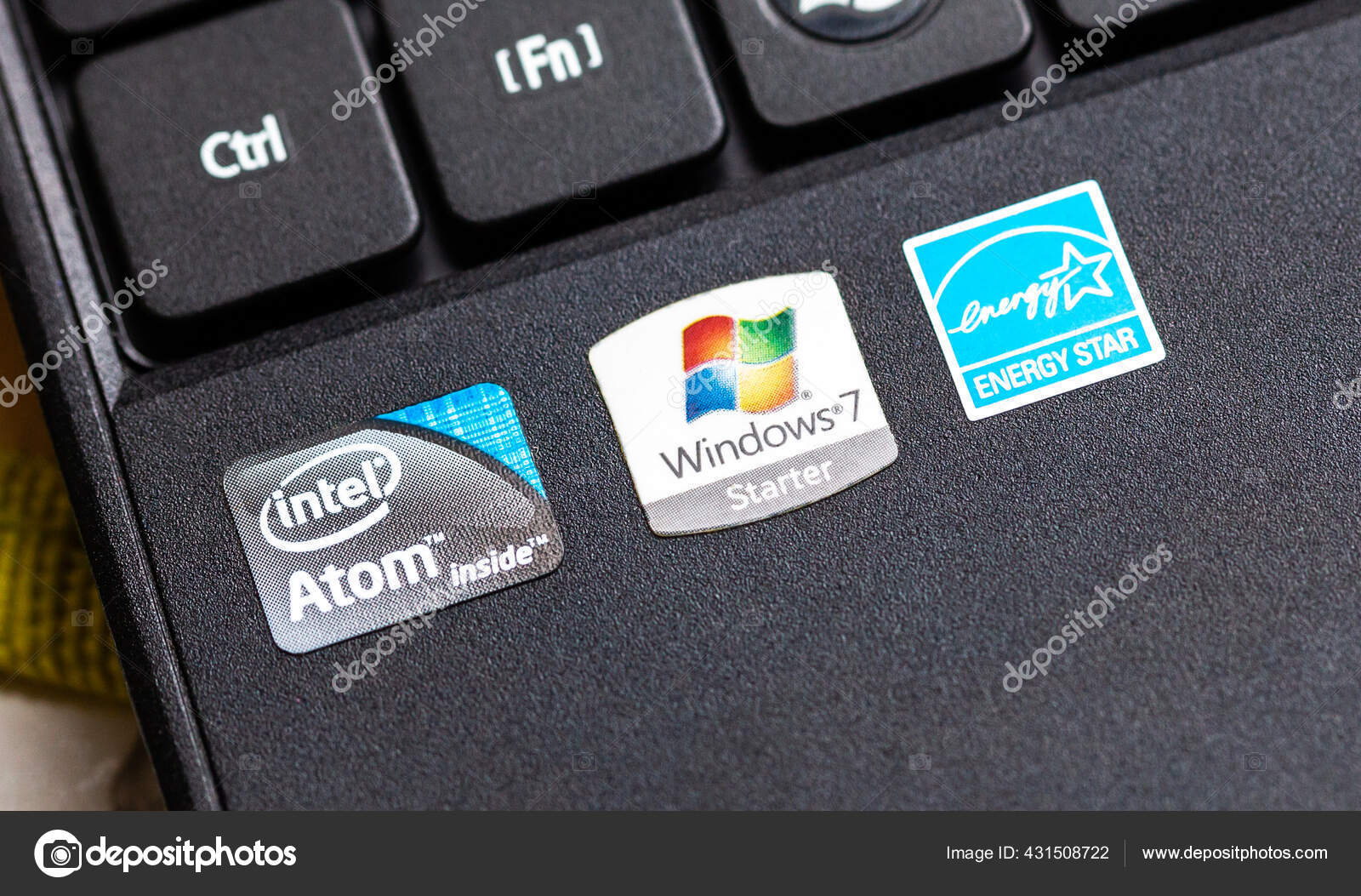 Ofre Spille computerspil tone Stickers Manufacturer Production Labels Laptop Palmrest Closeup Windows  Starter Logo – Stock Editorial Photo © tomeqs #431508722