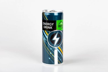 Ev içeceği enerji içeceği kutusu, 250 ml. Polonyalı bir reatil şirketi olan Stokrotka tarafından üretilen basit bir karbonatlı kafeinli şekerli içecek.