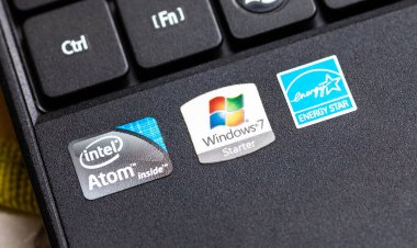 Etiketler, dizüstü bilgisayarda prodüksiyon etiketleri. Windows 7 Starter logosu, Intel Atom, Enerji Yıldızı sembolleri makro, detaylı çekim, eski teknoloji