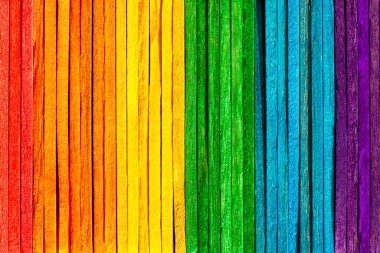 Basit bir gökkuşağı arka planı, renkli ahşap çubuklar. Soyut çok renkli doğal arka plan duvar dokusu. Eğitim, özgürlük, mutluluk konsepti. Canlı, enerjik duvar kağıtları.