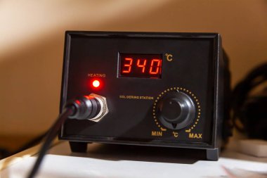 Basit lehimleme istasyonu açıldı, 340 dereceye ısıtıldı, ön panel dijital ekran görünür. Isıtma lehimleme ekipmanları, elektrikçinin iş aletleri konsepti