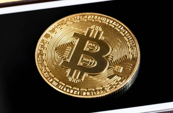 Símbolo Bitcoin Una Moneda Oro Brillante Pantalla Del Teléfono Inteligente — Foto de Stock