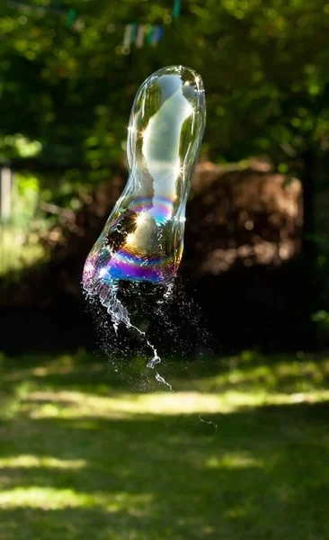 Eine Einzige Platzende Seifenblase Draußen Hohe Verschlusszeit Blase Platzt Draußen — Stockfoto