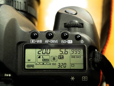 Profesyonel Canon DSLR kamera ayarları görüntüleme, ekran üst görünümü, elle çekim kipi: deklanşör hızı, açıklık, ISO numaraları görüntülendi