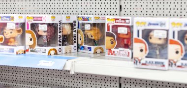 Bir sürü Funko Pop figürü bir mağaza vitrininde kutulara doldurulmuş, sığ alan derinliğinde. Koleksiyonlar, popüler kültür ürünleri, fandom tasarımları