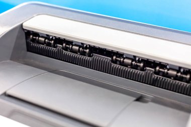 Basit ofis lazer yazıcısı aşırı yakın çekim, çıkış tepsisi makrosu, tepsi ve rulo detaylı çekim, ofis çalışma alanı ekipmanları, modern yazıcı aygıtı yakın çekim