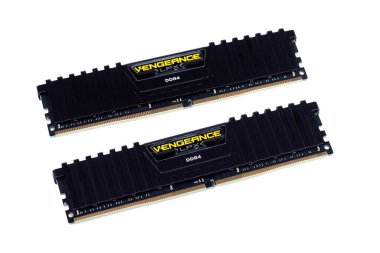 İki Corsair Vengeance LPX DDR4 RAM çubuğu, modern yüksek teknoloji ikili kanal modülleri bilgisayar hafızası, beyaz arkaplanda izole edilmiş nesne, kesildi. PC bileşenleri