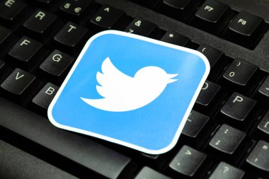 Bilgisayarın klavyesinde Twitter logosu var, yakın plan. Twitter kuş kare sembolü bilgisayar tuşlarında, detay. Tweet, Twitter 'da paylaşım, sosyal medya kullanım kavramı
